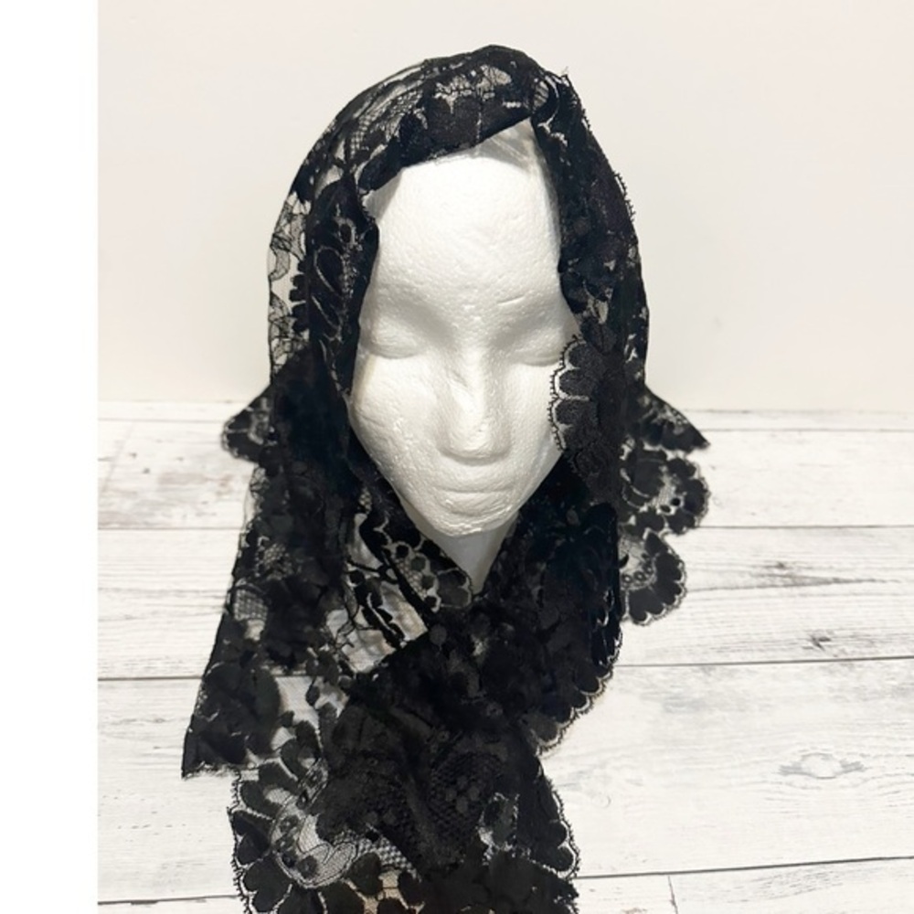 BLACK INFINITY VINTGE LACE MANTILLA